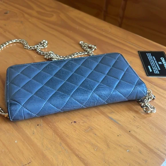 CHANEL QUILTED ZIPPY WALLET FOR IPHONE PLUS - Picture 12 of 15
